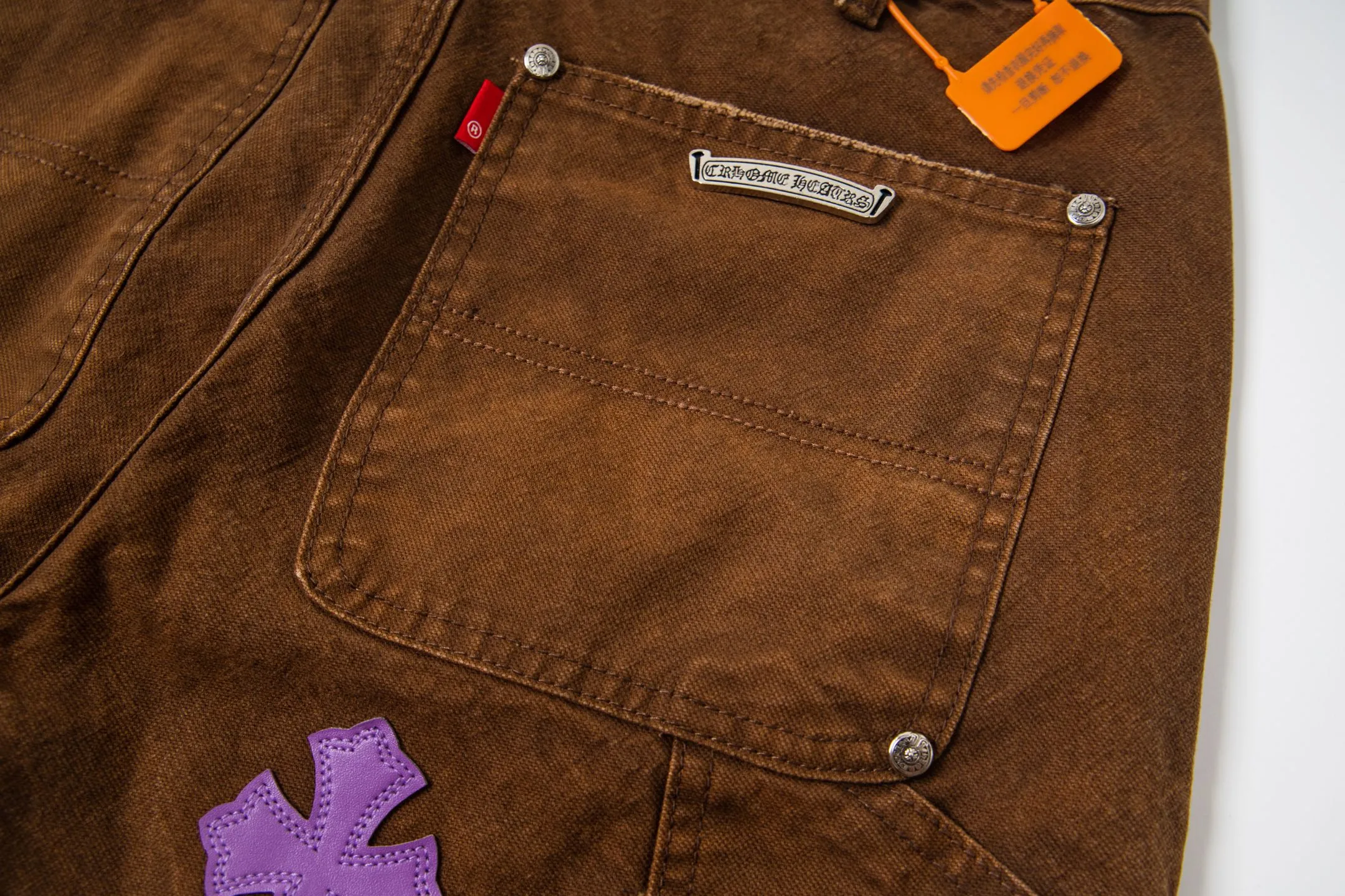 P290 Chrome Hearts Chrome Hearts brown logging purple multi-leather jeans Multi-leather standard work jeans pants CH jeans need to be washed and then disassembled and hand-stitched with sheepskin cross leather and then spliced to complete. The whole process is too complicated to explain. About Chrome Hearts This is an extremely luxurious fashion brand that can also be called the nobility of the high street. It has always been an exclusive brand for some hipsters or rich second generations. Compared with ordinary high streets, it is more luxurious and noble. Compared with luxury brands, it has a more fashionable personality. It has always been a brand that I have a special liking for. Style number: 1786# Color: Brown Size: 28 30 32 34 36